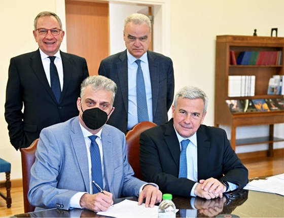 Στιγμιότυπο από την υπογραφή της δωρεάς